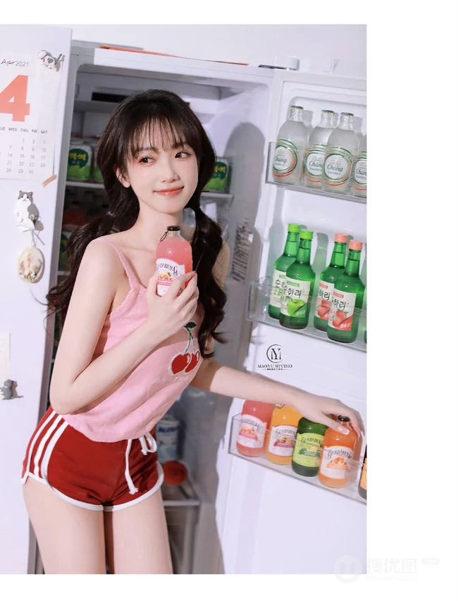 笑容超甜的双马尾气质浅粉少女身着可爱樱桃背心短裤居家吃樱桃写真图集