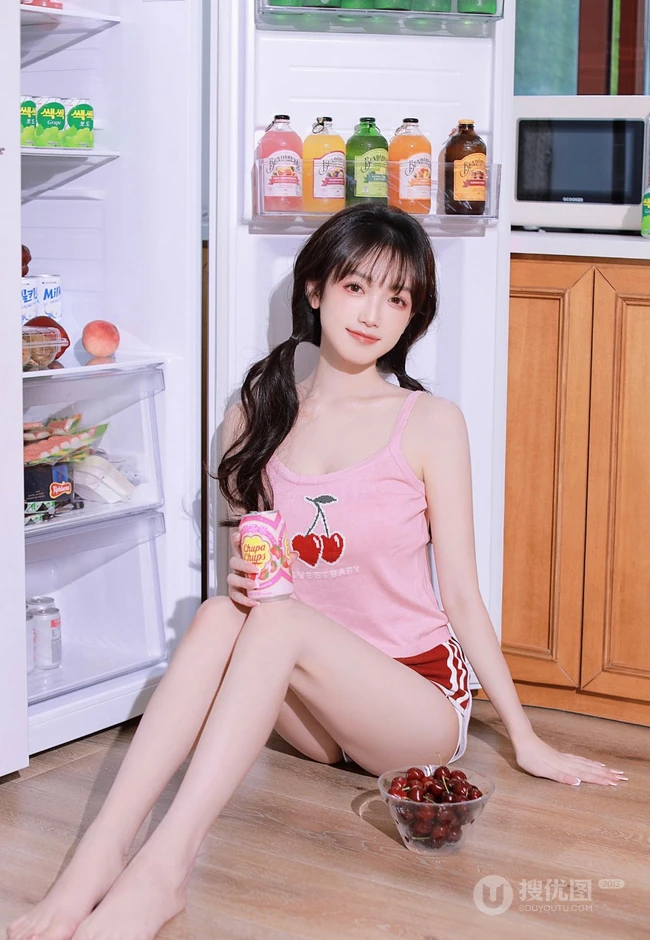 笑容超甜的双马尾气质浅粉少女身着可爱樱桃背心短裤居家吃樱桃写真图集