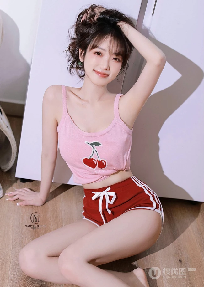 笑容超甜的双马尾气质浅粉少女身着可爱樱桃背心短裤居家吃樱桃写真图集