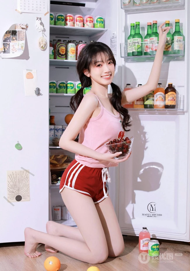 笑容超甜的双马尾气质浅粉少女身着可爱樱桃背心短裤居家吃樱桃写真图集