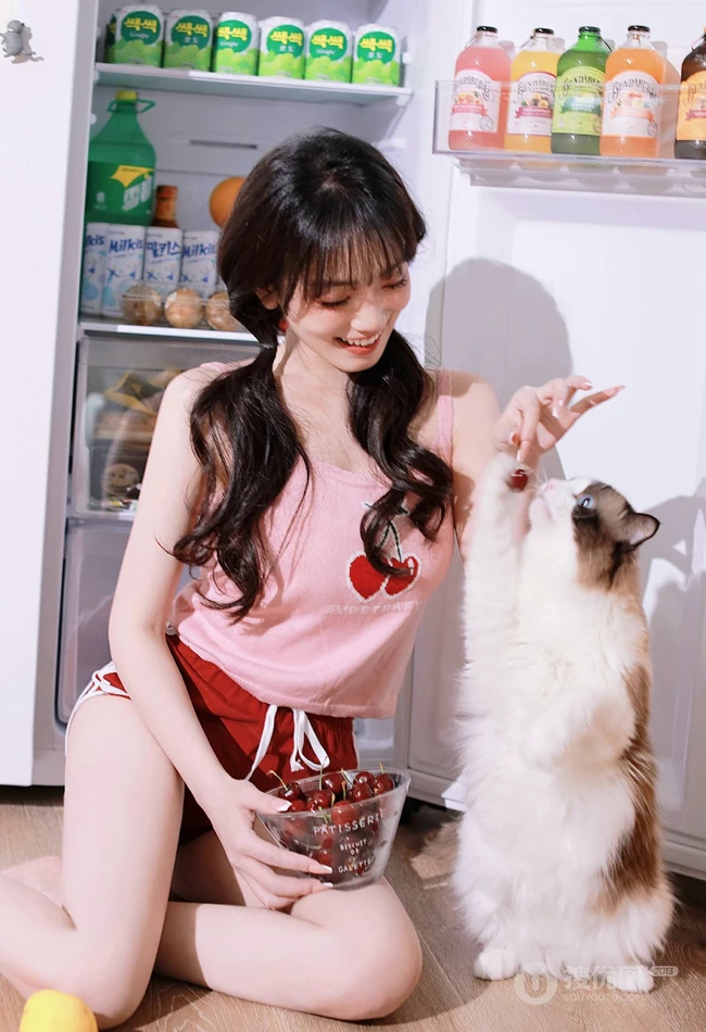 笑容超甜的双马尾气质浅粉少女身着可爱樱桃背心短裤居家吃樱桃写真图集