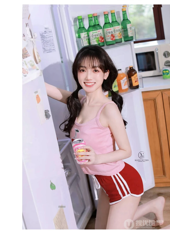 笑容超甜的双马尾气质浅粉少女身着可爱樱桃背心短裤居家吃樱桃写真图集
