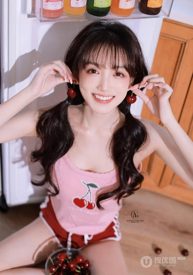 笑容超甜的双马尾气质浅粉少女身着可爱樱桃背心短裤居家吃樱桃写真图集