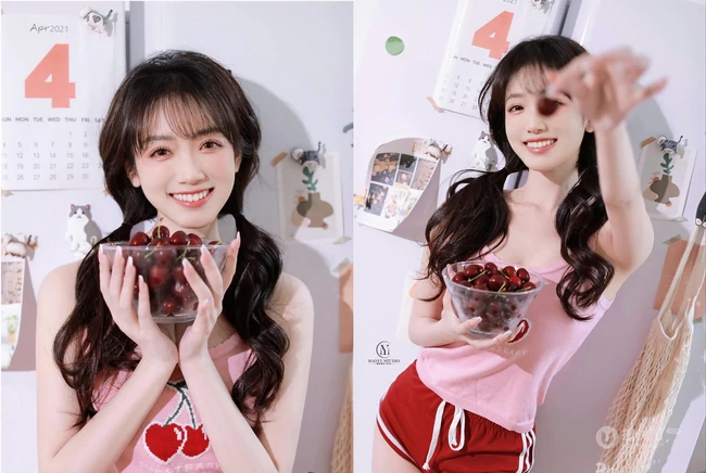 笑容超甜的双马尾气质浅粉少女身着可爱樱桃背心短裤居家吃樱桃写真图集