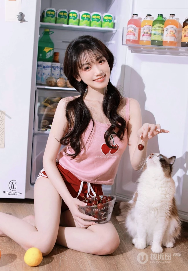 笑容超甜的双马尾气质浅粉少女身着可爱樱桃背心短裤居家吃樱桃写真图集