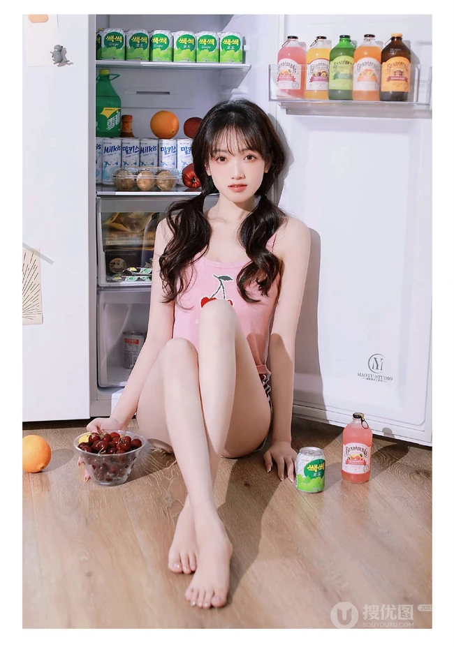 笑容超甜的双马尾气质浅粉少女身着可爱樱桃背心短裤居家吃樱桃写真图集