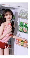 笑容超甜的双马尾气质浅粉少女身着可爱樱桃背心短裤居家吃樱桃写真图集