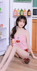 笑容超甜的双马尾气质浅粉少女身着可爱樱桃背心短裤居家吃樱桃写真图集