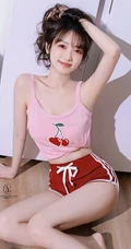 笑容超甜的双马尾气质浅粉少女身着可爱樱桃背心短裤居家吃樱桃写真图集