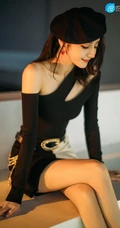 迪丽热巴头戴贝雷帽搭配紧身单肩连衣裙气质时尚气质写真图片