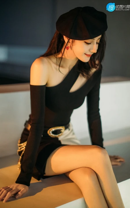 迪丽热巴头戴贝雷帽搭配紧身单肩连衣裙气质时尚气质写真图片