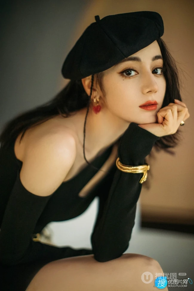 迪丽热巴头戴贝雷帽搭配紧身单肩连衣裙气质时尚气质写真图片