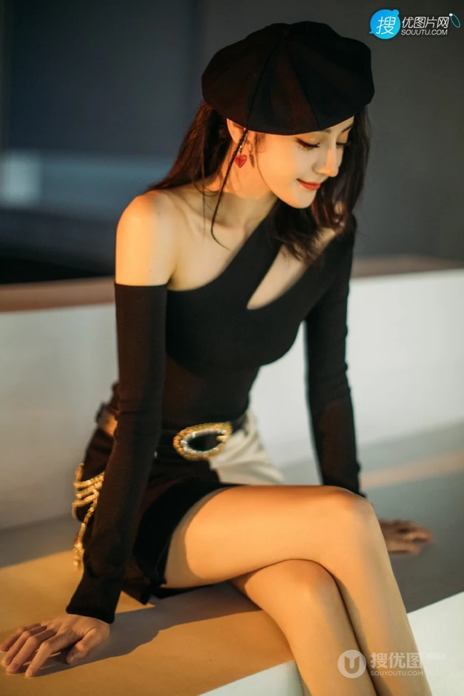 迪丽热巴头戴贝雷帽搭配紧身单肩连衣裙气质时尚气质写真图片