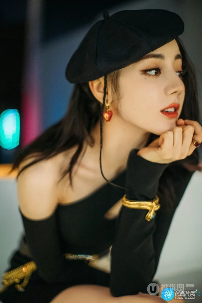 迪丽热巴头戴贝雷帽搭配紧身单肩连衣裙气质时尚气质写真图片