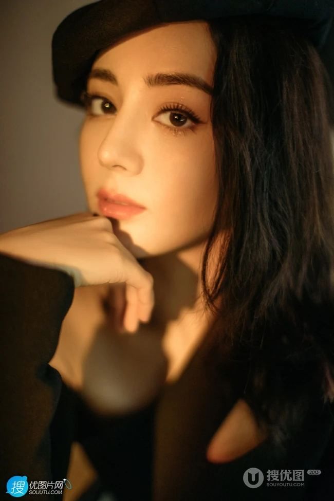 迪丽热巴头戴贝雷帽搭配紧身单肩连衣裙气质时尚气质写真图片