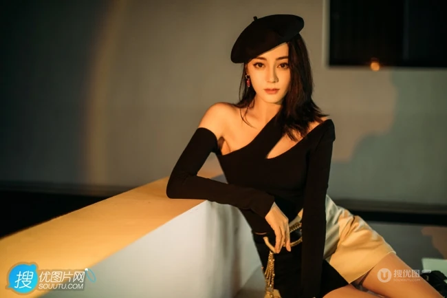 迪丽热巴头戴贝雷帽搭配紧身单肩连衣裙气质时尚气质写真图片