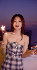 秦岚气质可人礼裙格子连体裤穿着，手舞烟花，笑容灿烂阳台写真照片