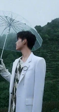 陈飞宇现身雾气弥漫的雨中，雨后山间田野帅气写真照片