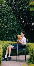 赵丽颖学院风穿搭现身户外朝气感十足青春美照