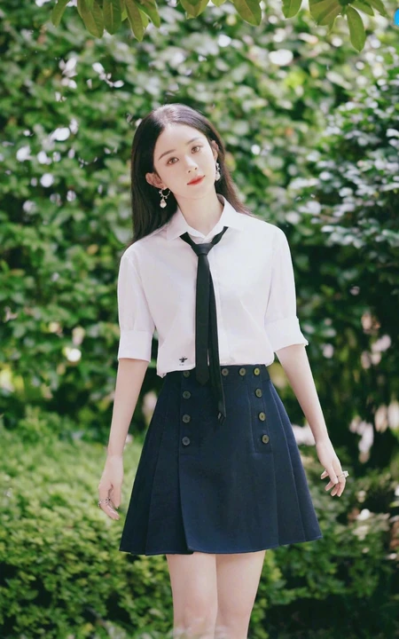 赵丽颖学院风穿搭现身户外朝气感十足青春美照