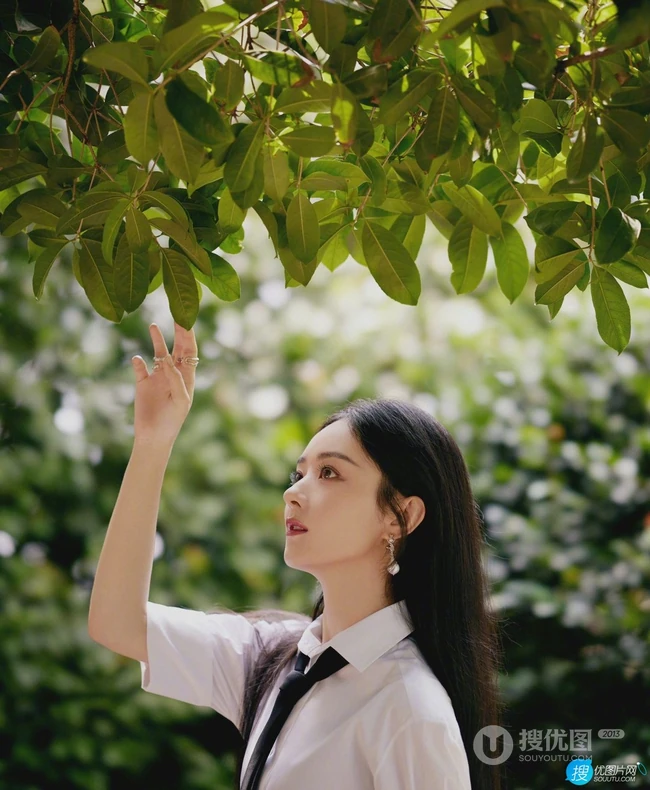 赵丽颖学院风穿搭现身户外朝气感十足青春美照