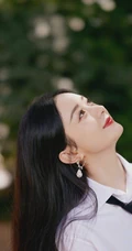赵丽颖学院风穿搭现身户外朝气感十足青春美照