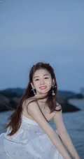 郑合惠子清新抹胸白裙现身海边，感受海风，裙摆轻盈，宁谧清澈写真壁纸