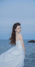 郑合惠子清新抹胸白裙现身海边，感受海风，裙摆轻盈，宁谧清澈写真壁纸
