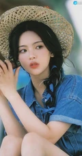 杨超越俏皮草帽，牛仔衣清凉穿搭海边唯美写真手机壁纸图片
