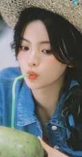 杨超越俏皮草帽，牛仔衣清凉穿搭海边唯美写真手机壁纸图片