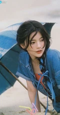 杨超越俏皮草帽，牛仔衣清凉穿搭海边唯美写真手机壁纸图片