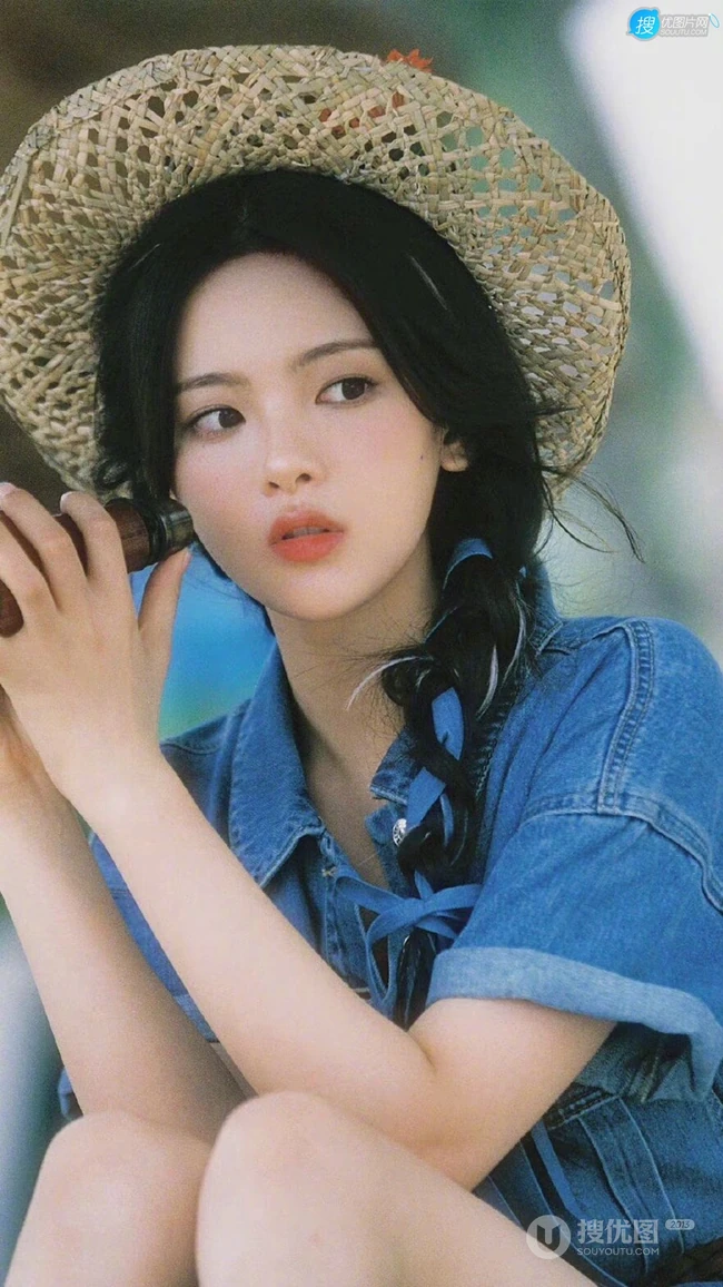 杨超越俏皮草帽，牛仔衣清凉穿搭海边唯美写真手机壁纸图片
