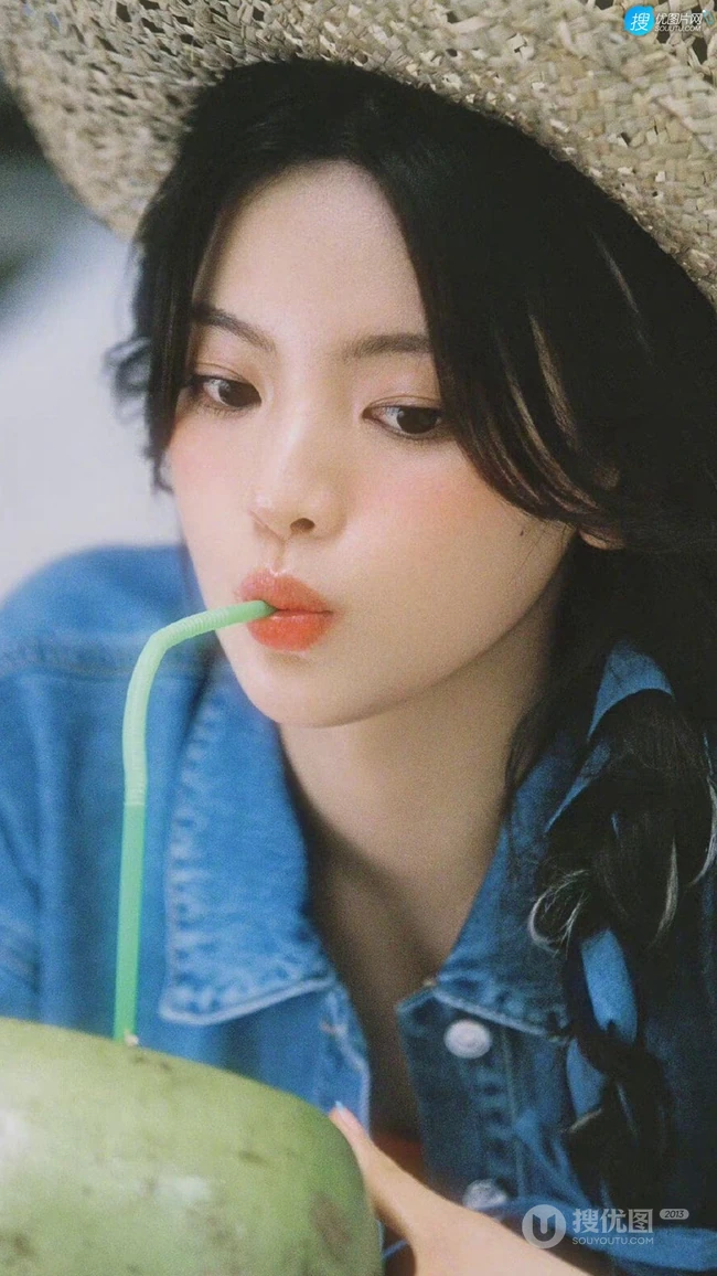 杨超越俏皮草帽，牛仔衣清凉穿搭海边唯美写真手机壁纸图片