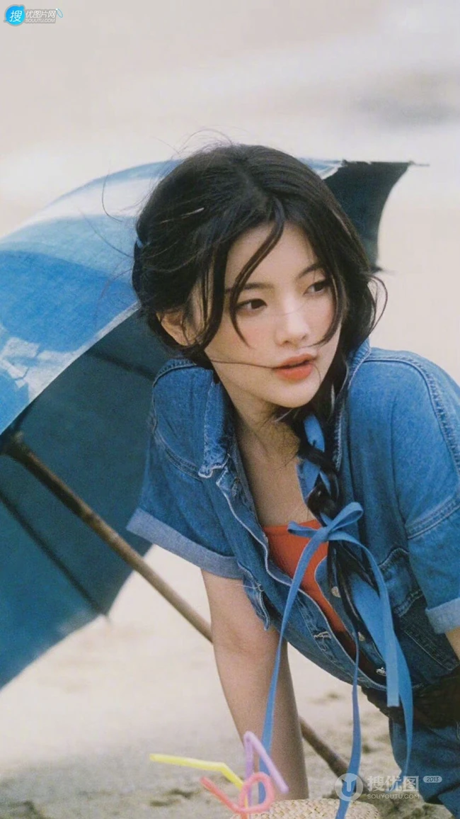 杨超越俏皮草帽，牛仔衣清凉穿搭海边唯美写真手机壁纸图片