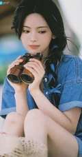 杨超越俏皮草帽，牛仔衣清凉穿搭海边唯美写真手机壁纸图片