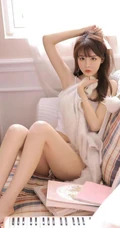今日份的甜女生孩，氧气少女可爱肩带背心短裤穿着居家室内写真图集