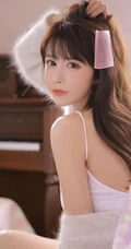 今日份的甜女生孩，氧气少女可爱肩带背心短裤穿着居家室内写真图集
