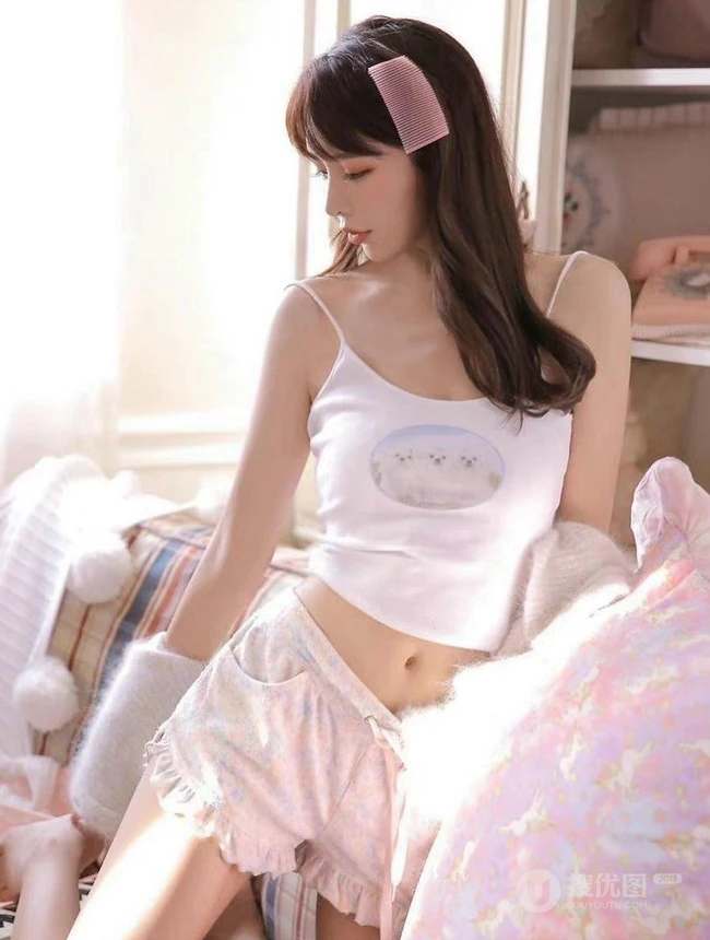 今日份的甜女生孩，氧气少女可爱肩带背心短裤穿着居家室内写真图集