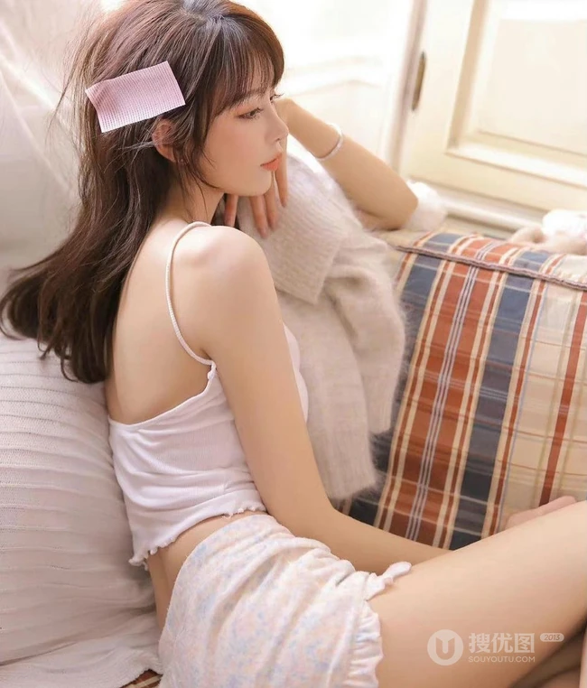 今日份的甜女生孩，氧气少女可爱肩带背心短裤穿着居家室内写真图集