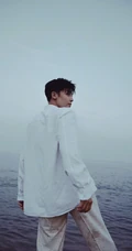侯明昊白衫白裤穿搭海边慵懒惬意写真图片