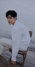 侯明昊白衫白裤穿搭海边慵懒惬意写真图片