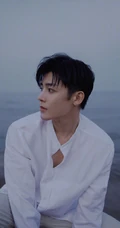 侯明昊白衫白裤穿搭海边慵懒惬意写真图片
