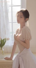 白皙浅粉线条感少女居家唯美写真，多少人还在喋喋不休轻吟曾经的温柔