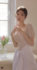 白皙浅粉线条感少女居家唯美写真，多少人还在喋喋不休轻吟曾经的温柔