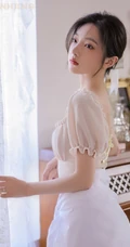 白皙浅粉线条感少女居家唯美写真，多少人还在喋喋不休轻吟曾经的温柔