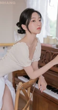 白皙浅粉线条感少女居家唯美写真，多少人还在喋喋不休轻吟曾经的温柔