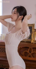 白皙浅粉线条感少女居家唯美写真，多少人还在喋喋不休轻吟曾经的温柔