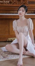 白皙浅粉线条感少女居家唯美写真，多少人还在喋喋不休轻吟曾经的温柔