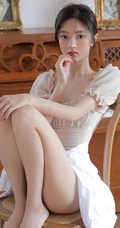 白皙浅粉线条感少女居家唯美写真，多少人还在喋喋不休轻吟曾经的温柔