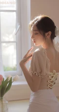 白皙浅粉线条感少女居家唯美写真，多少人还在喋喋不休轻吟曾经的温柔